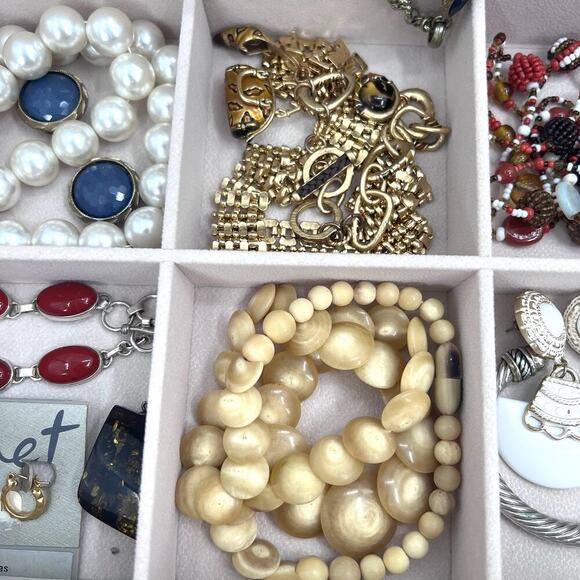 Vintage To Modern Costume Jewelry Mixed Lot Brooch Rings Necklace in Jewelry Box - Picture 10 of 14